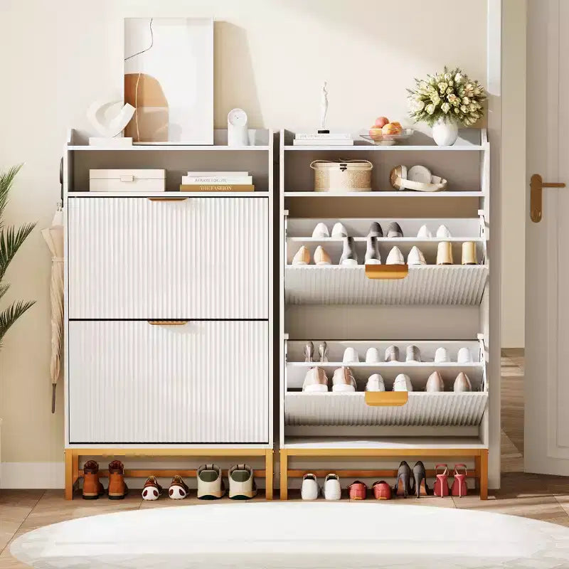 Meuble à chaussures avec 2 tiroirs basculants et étagère ouverte | Poignées dorées, Panneau cannelé