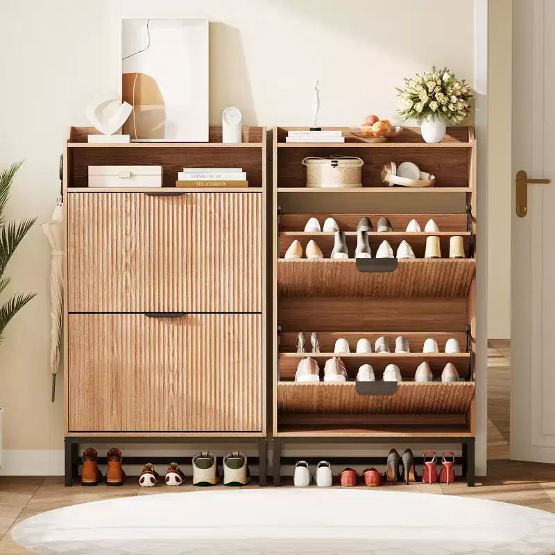 Meuble à chaussures avec 2 tiroirs basculants et étagère ouverte | Poignées dorées, Panneau cannelé