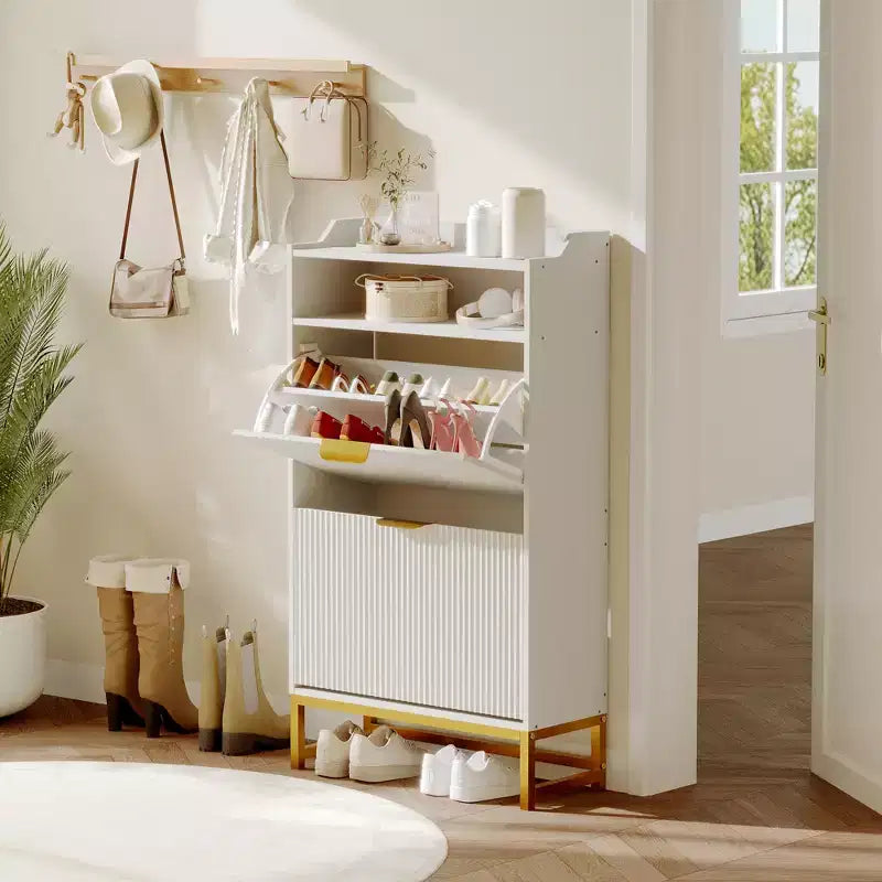 Meuble à chaussures avec 2 tiroirs basculants et étagère ouverte | Poignées dorées, Panneau cannelé
