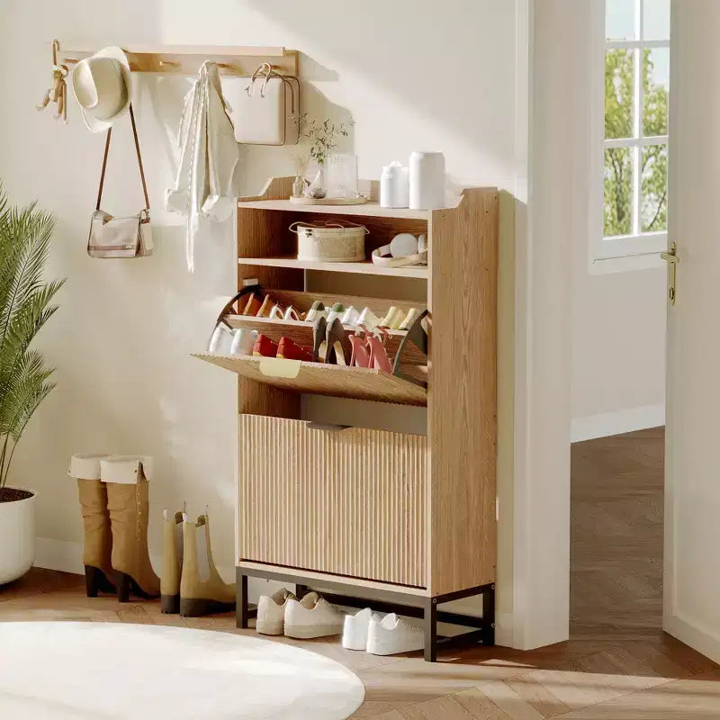 Meuble à chaussures avec 2 tiroirs basculants et étagère ouverte | Poignées dorées, Panneau cannelé