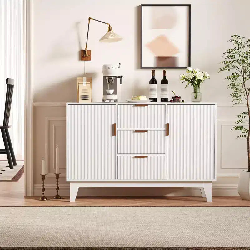 Buffet en bois cannelé de style milieu de siècle | 3 tiroirs, grand bahut et bar à café