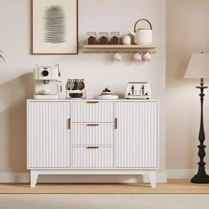 Buffet en bois cannelé de style milieu de siècle | 3 tiroirs, grand bahut et bar à café
